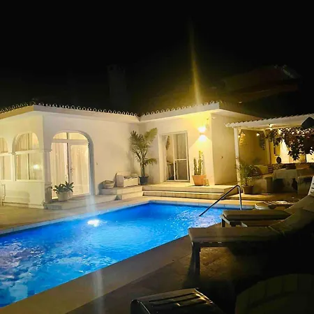 Villa Cozy House With Pool