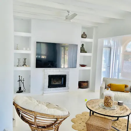 Cozy House With Pool Villa